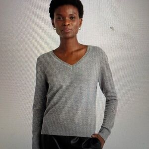 NWT Classic Cashmere V-Neck Sweater
